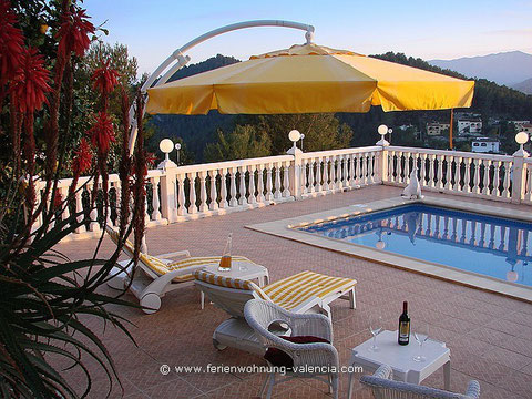 Meerwasser- Pool &Terrasse der Ferienwohnung Valencia bei Sonnenuntergang, Klick auf das Bild führt zum Apartment, Fotot: Birgitta Kuhlmey, Valencia, Spanien