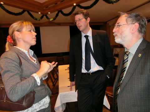 Eine Unterstützterin der Bürgerinitiative mit CSU-Landtagsabgeordneten Markus Blume und CSU-Stadtrat und Mitglied des Bezirksauschusses 15 Herrn Dr. Georg Kronawitter