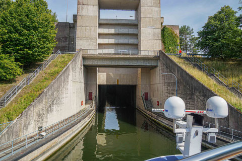 Schleuse Eckersmühlen Flusskreuzfahrtschiff