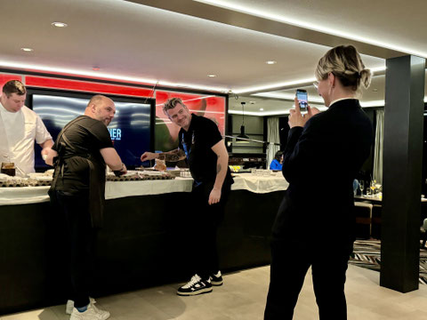 Miguel Calero (links) und Daniel Gottschlich bereiten das Maggi-Ei vor