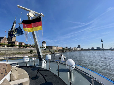 MS VIVA ONE beim Ablegen aus Düsseldorf