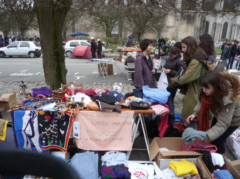 Vide-grenier au profit de MA-NIOCS, Chartres, Place Saint-Pierre, 24 mars 2013