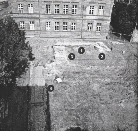 Abb.11 :Übersicht über das Grabungsareal an der Schultesstraße von Südwesten:  1 Stadtmauer 2 Schalenturm 3 Spitaltor/Basteiturm 4 Steinbrücke