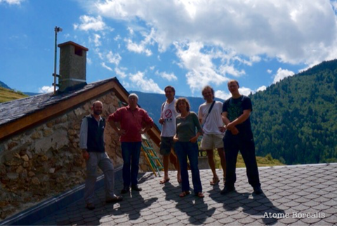 De gauche à droite : Vivien Pic, Jean-Luc Blaise Maire de Mantet, Cyril Calvet organisateur du Festival Off de Tautavel à Mantet, Karine Chevrot des Réserves Naturelles Catalanes, le garde de la Réserve de Mantet et Alexandre, un astronome amateur.
