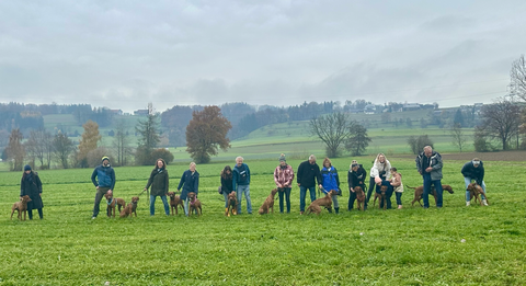 v.l.n.r.: Nicole mit Kamali, Gusti mit Jamba, Judith mit Jamila, Nicole mit Ivie und Jala, Sandra und Dominik mit Pete, Astrid mit Akila, Andrea und Thomas mit Amana, Flurina mit Zazu, Laura, Carla und Louisa mit Youma, Edwin mit Nena und Christina mit Ju