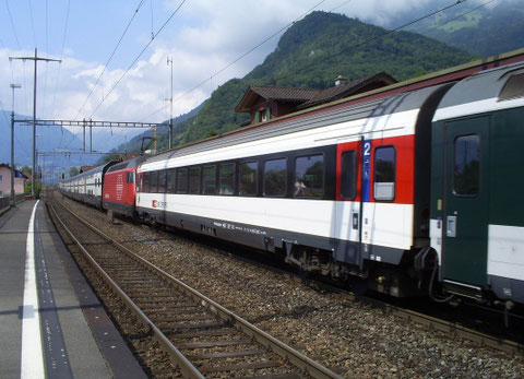 Der Ankommende Zug 35433 in Trübbach beim Wenden auf den abghenden Zug 35434 am 27. Juli 2008