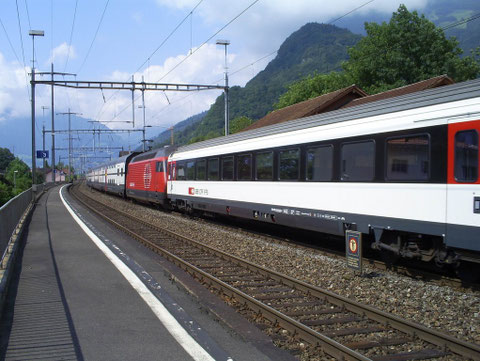 Der Ankommende Zug 35433 in Trübbach beim Wenden auf den abghenden Zug 35434 am 27. Juli 2008