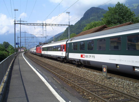 Der Ankommende Zug 35433 in Trübbach beim Wenden auf den abghenden Zug 35434 am 27. Juli 2008