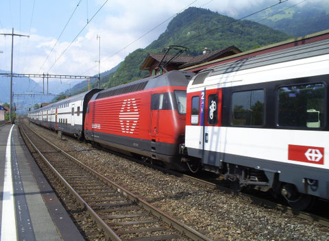 Der Ankommende Zug 35433 in Trübbach beim Wenden auf den abghenden Zug 35434 am 27. Juli 2008