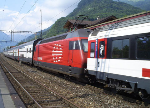 Der Ankommende Zug 35433 in Trübbach beim Wenden auf den abghenden Zug 35434 am 27. Juli 2008