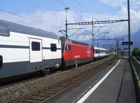 Der Ankommende Zug 35433 in Trübbach beim Wenden auf den abghenden Zug 35434 am 27. Juli 2008