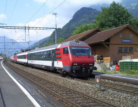 Der Ankommende Zug 35433 in Trübbach beim Wenden auf den abghenden Zug 35434 am 27. Juli 2008