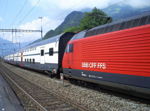 Der Ankommende Zug 35433 in Trübbach beim Wenden auf den abghenden Zug 35434 am 27. Juli 2008