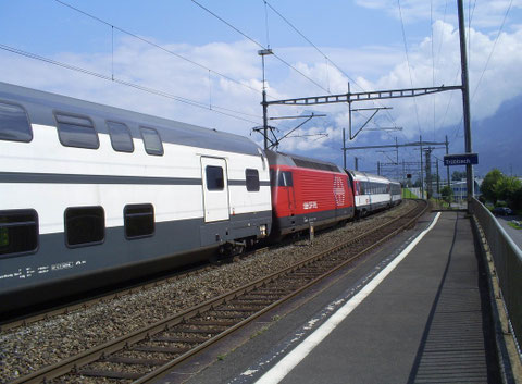 Der Ankommende Zug 35433 in Trübbach beim Wenden auf den abghenden Zug 35434 am 27. Juli 2008