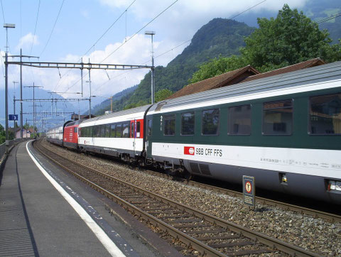 Der Ankommende Zug 35433 in Trübbach beim Wenden auf den abghenden Zug 35434 am 27. Juli 2008
