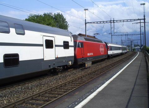 Der Ankommende Zug 35433 in Trübbach beim Wenden auf den abghenden Zug 35434 am 27. Juli 2008