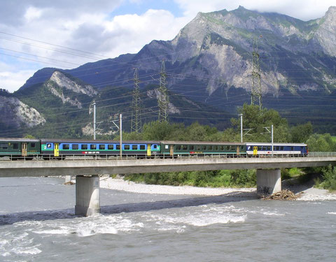 Ersatzzug 34777 (für den IR 777) auf der Rheinbrücke bei Bad Ragaz