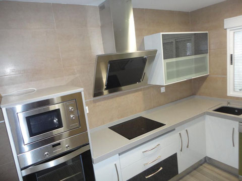 Cocina blanca y gris martos cocinas jaen Imagenes de cocinas gris y blanca