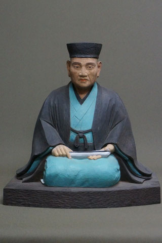 肖02　千利休居士　　　サイズ　28ｃｍｘ28ｃｍｘ23ｃｍ　　楠　　　顔彩　　
