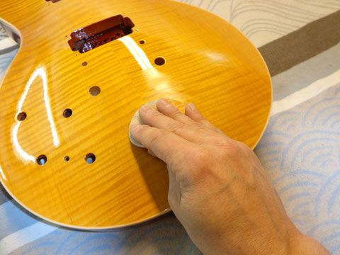 Es wird die gesamte Gitarre zuerst einmal wieder geschliffen.