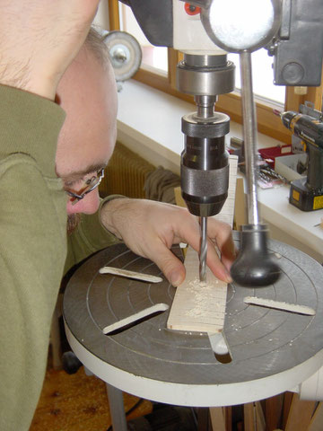 Mit einem 7 mm Bohrer werden die Bohrungen für die Dots gemacht ...