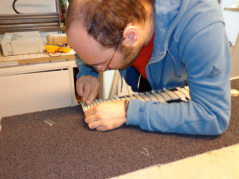 Den Anfang macht das Abkleben des Griffbrettes.