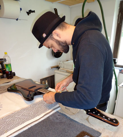 Den Tonabnehmerbau habe ich auf Wunsch von Dominik übernommen und so geht es für ihn mit den Arbeiten an der Gitarre weiter.