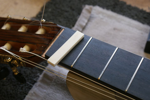 Jetzt erhält das Instrument einen neuen Sattel.