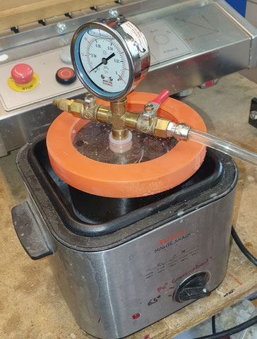 Abschließend werden die Tonabnehmer unter Vacuum noch mit Wax behandelt. 