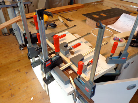 Ordentlich verspannt kann das Binding jetzt trocknen.
