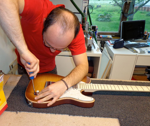 Letzte Arbeitsschritte vor der Fertigstellung des Instrumentes.