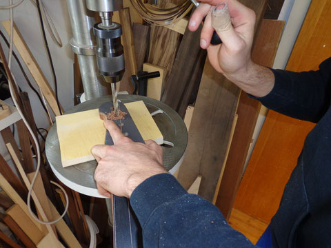 Die Kopfplatte ist gefräst und erhält jetzt die Bohrungen für die Tuner.