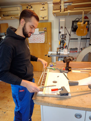 Den 2. Workshoptag beginnen wir mit dem Binding für das Griffbrett.