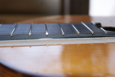 Nach dem Bundieren kann man gut sehen, dass die Bundstäbe gut sitzen, aber der Gitarrenbauer der das Instrument gebaut hat, viel zu tief geschnitten hat. Wenn ich fertig bin, wird man das aber nicht mehr sehen ;)