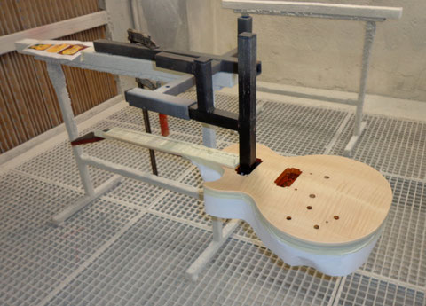 Um das Gelb, das jetzt gleich über das Top kommt, nicht auf der ganzen Gitarre zu verteilen, müssen die Seiten abgedeckt werden.