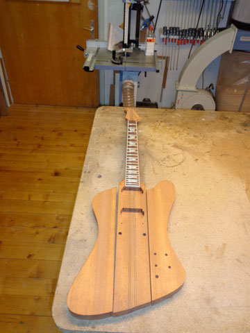 Zusammengelegt sieht das Ganze ja schon nach Gitarre aus.