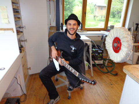 Das Instrument ist fertig und am Werkstattverstärker bereits erprobt. Sound ist umwerfend und man darf gespannt sein wie sich der Feuervogel an anderen Verstärkern schlägt. Mir bleibt nur noch dem Besitzer viel Erfolg und Inspiration zu wünschen.