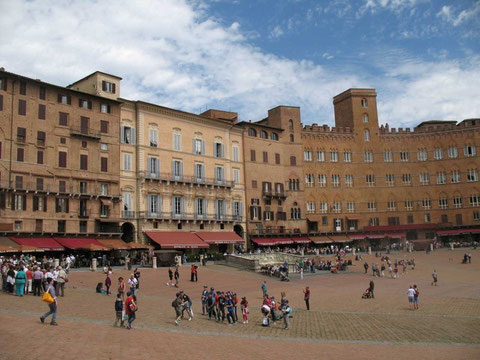 Die mittelalterliche Stadt Siena, einmal im Jahr finden auf diesem Platz Pferderennen statt
