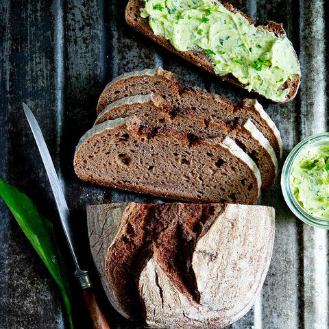 Dinkel-Sauerteigbrot mit Bärlauchbutter, Udo Einenkel Foodfotograf