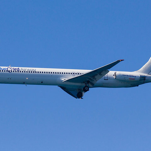 Die MD-80 YR-HBH im Anflug auf Heraklion/Courtesy: Peter van Maaren