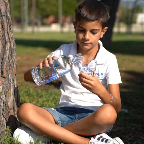 bimbo beve acqua
