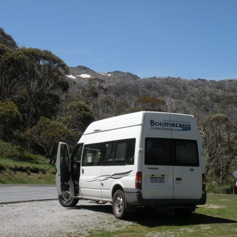 Auf dem höchsten Pass in Australien 1582m ü M, im Hintergrund Schnee