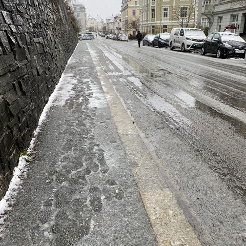 Bei diesen Straßen in Bergen sind wasserdichte Schuhe Gold wert!