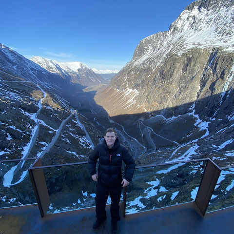 Trotz gesperrter Straße liefen die Praktikanten die gesamte Bergstraße Trollstigen hinauf und wurden mit diesem Ausblick belohnt