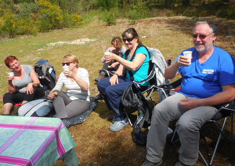 Santé à tous, ne renversez pas en buvant trop vite