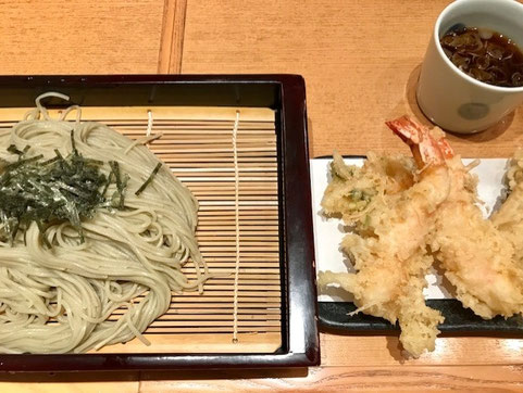 ※長岡駅ビルCoCoLoの越後長岡小嶋屋の「へぎそば」。「へぎそば」とはつなぎに布海苔（ふのり）という海藻を使ったそばをヘギといわれる器に盛りつけた切り蕎麦。（ウイキペディアより）