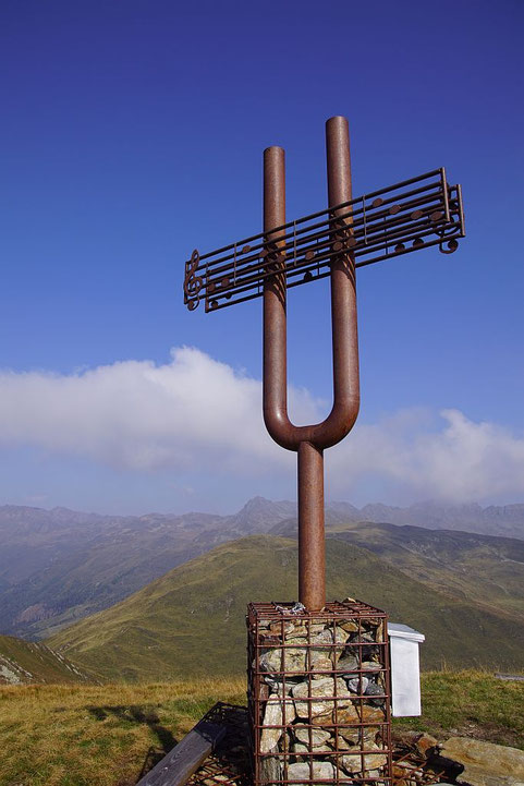 Das einzigartige Gipfelkreuz auf der Gaugen mit Blick nach Norden zum Stawipfel