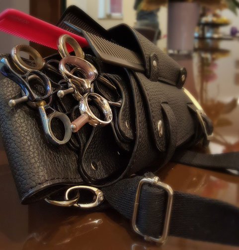 Friseur Werkzeug Scheren Kämme im Holster