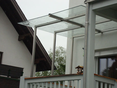 Vordach aus Edelstahlkonstruktion mit VSG- Glaseindeckung