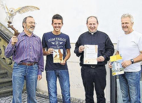 „Lebensraum Kirchturm“: Urban Büchs, Kai Titz, Pfarrer Christoph Dörringer und Alfred Schießer freuen sich über die LBV-Auszeichnung für die „Simon und Judas Thaddäus“-Kirche Wasserlosen.